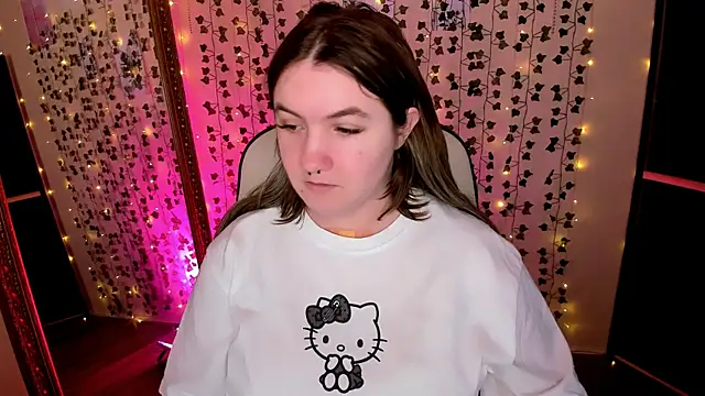 lovelyy julia online show from March 7, 2026, 9:48 am