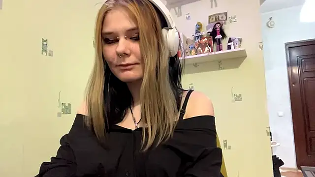 TraceeSchutt online show from December 17, 2025, 8:14 pm