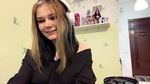 TraceeSchutt online show from December 18, 2025, 1:04 pm