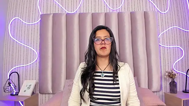 TAMARALEWISMD online show from December 4, 2025, 4:11 am