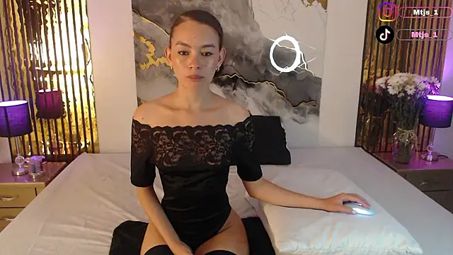 Snapshot of MiticaBrennet_ chatting on February 21, 2026, 6:15 am MiticaBrennet online show from February 21, 2026, 6:15 am