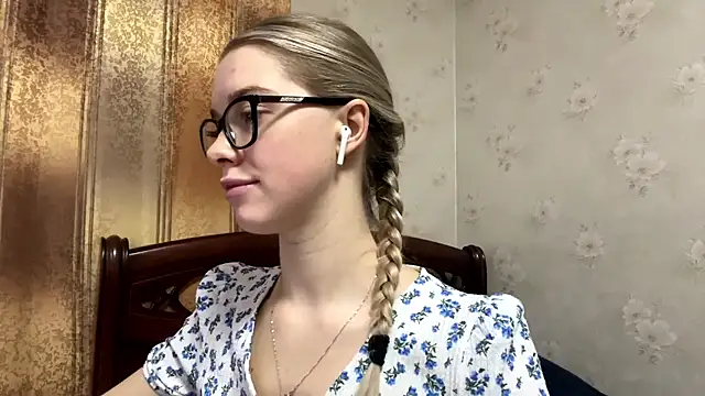 Snapshot of MichikoWienandt chatting on November 26, 2025, 5:07 am MichikoWienandt online show from November 26, 2025, 5:07 am