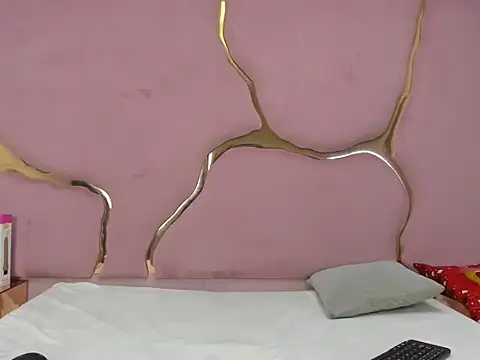 Snapshot of RoxanneBloom chatting on December 20, 2025, 2:36 am RoxanneBloom online show from December 20, 2025, 2:36 am