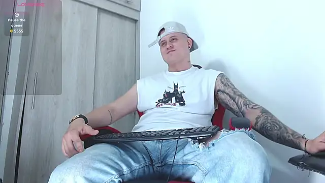 Snapshot of leon_cumming chatting on December 2, 2025, 11:50 pm leon cumming online show from December 2, 2025, 11:50 pm