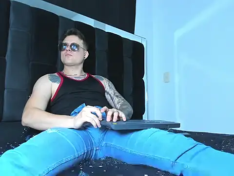 leon cumming online show from February 9, 2026, 11:47 pm