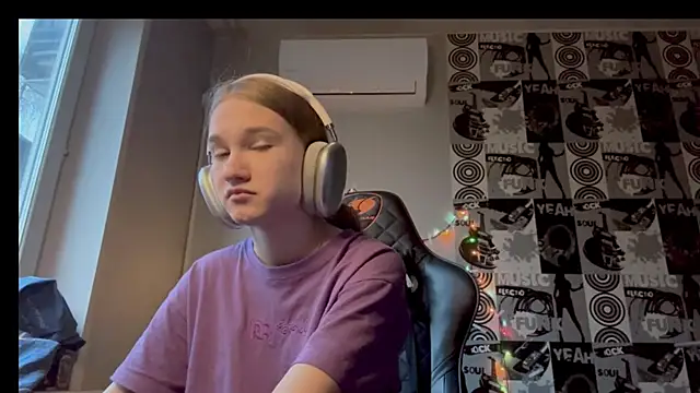 Snapshot of helgicuteness chatting on December 15, 2025, 6:41 am helgicuteness online show from December 15, 2025, 6:41 am