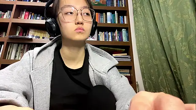 Snapshot of LinaClous chatting on December 15, 2025, 1:39 pm LinaClous online show from December 15, 2025, 1:39 pm