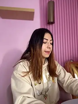 MaddieHunter online show from December 19, 2025, 1:35 pm