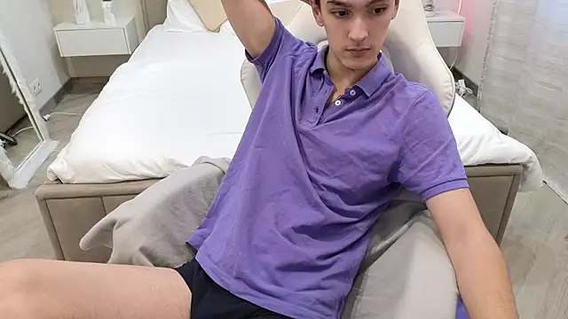 MoonlinSkinn online show from December 4, 2025, 8:02 am