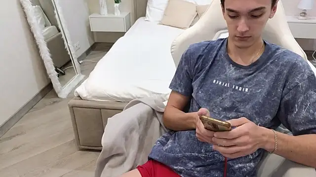 MoonlinSkinn online show from November 29, 2025, 8:14 am