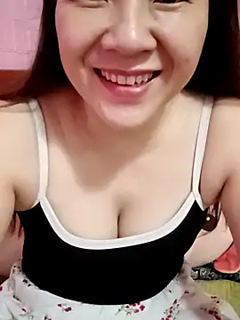 Snapshot of Lily-ross22 chatting on July 8, 2026, 12:46 am Lily-ross22 online show from July 8, 2026, 12:46 am