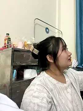 Snapshot of lau-2 chatting on December 2, 2025, 11:23 am lau-2 online show from December 2, 2025, 11:23 am