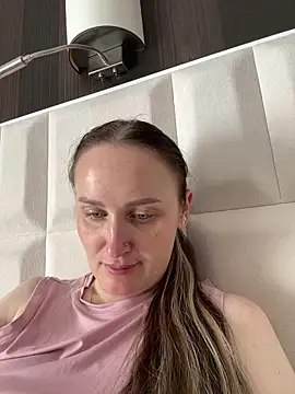 Snapshot of TomilaSi chatting on April 18, 2026, 12:18 pm TomilaSi online show from April 18, 2026, 12:18 pm