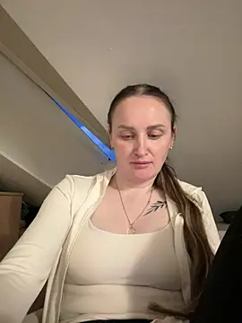Snapshot of TomilaSi chatting on May 27, 2026, 7:54 pm TomilaSi online show from May 27, 2026, 7:54 pm