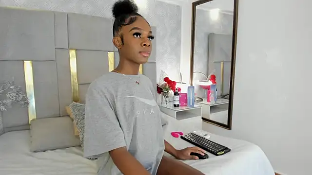 Snapshot of IsisBrown_ chatting on December 19, 2025, 10:45 pm IsisBrown online show from December 19, 2025, 10:45 pm