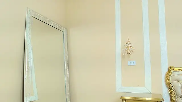 Snapshot of HallieStone chatting on February 24, 2026, 8:37 am HallieStone online show from February 24, 2026, 8:37 am