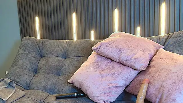 scarlett aviebby online show from December 4, 2025, 1:43 pm