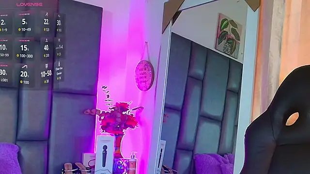 Snapshot of TashaNaughty4u chatting on May 18, 2026, 3:17 pm TashaNaughty4u online show from May 18, 2026, 3:17 pm