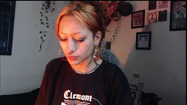 Snapshot of Layla_quinn chatting on June 7, 2026, 12:32 pm Layla quinn online show from June 7, 2026, 12:32 pm