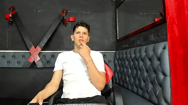 Snapshot of Erick_white chatting on December 16, 2025, 2:43 pm Erick white online show from December 16, 2025, 2:43 pm