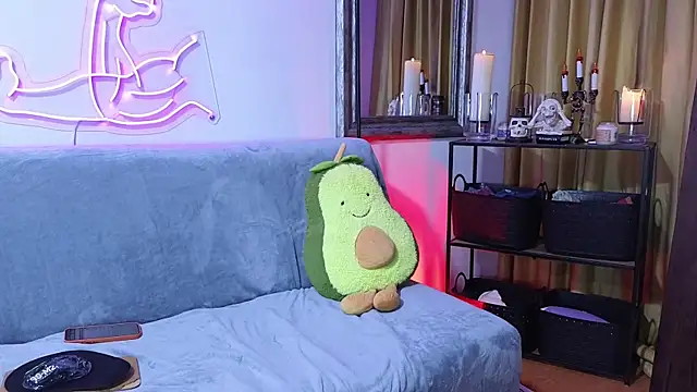 MightyLaura1 online show from April 14, 2026, 12:04 am