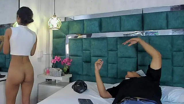  bonnyandclyde online show from April 12, 2026, 1:25 pm