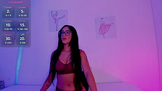 Klohewilliams  online show from December 18, 2025, 12:31 pm