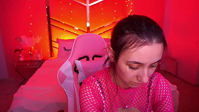 Snapshot of RoxieRay chatting on February 8, 2026, 8:56 am RoxieRay online show from February 8, 2026, 8:56 am