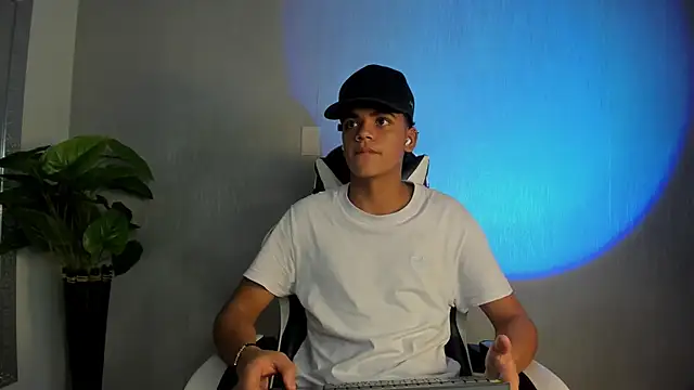 Snapshot of Isaac_Collins_ chatting on December 2, 2025, 8:10 pm Isaac Collins online show from December 2, 2025, 8:10 pm