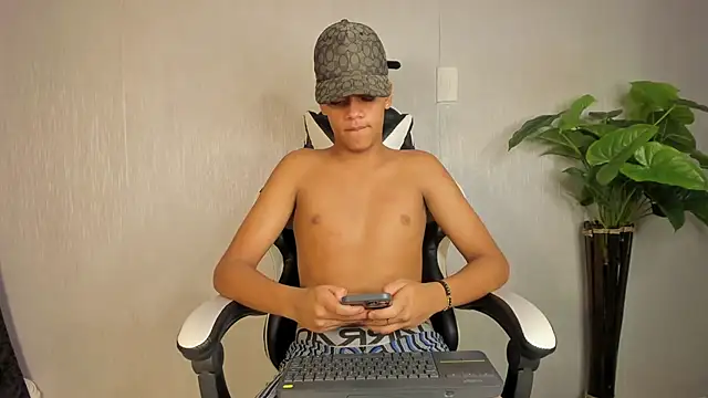 Isaac Collins  online show from December 18, 2025, 8:41 am