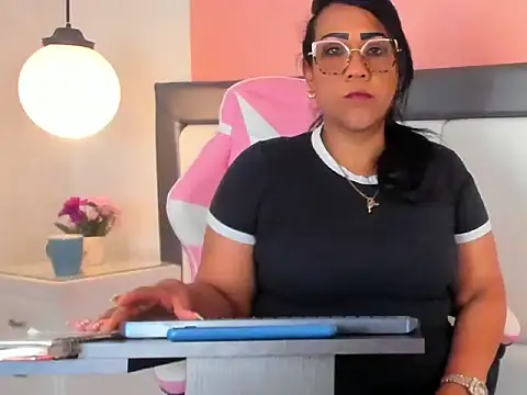 KarolWest  online show from December 16, 2025, 11:58 am