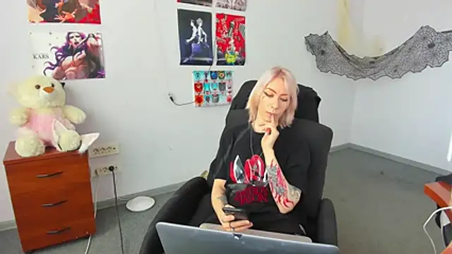 Snapshot of AuraliLi chatting on December 17, 2025, 10:20 am AuraliLi online show from December 17, 2025, 10:20 am