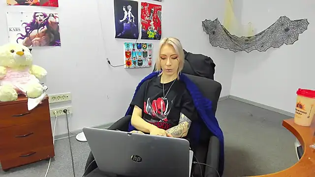 Snapshot of AuraliLi chatting on December 20, 2025, 12:30 pm AuraliLi online show from December 20, 2025, 12:30 pm