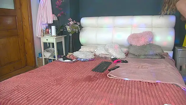 Snapshot of Cougar_Milff chatting on April 29, 2026, 2:10 pm Cougar Milff online show from April 29, 2026, 2:10 pm