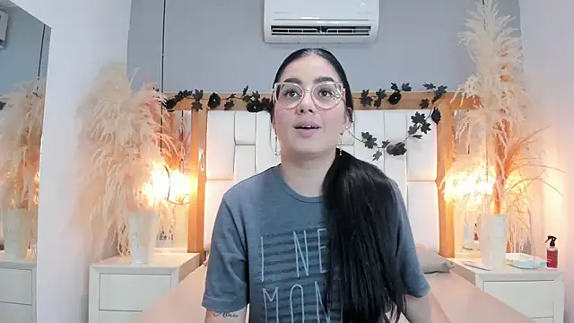 GabyJhons online show from December 17, 2025, 6:13 pm