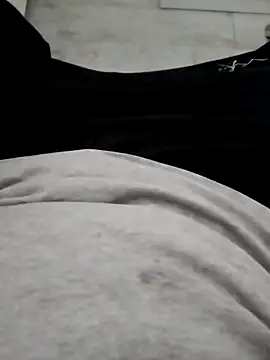 erdestruttor18 online show from December 3, 2025, 1:43 pm