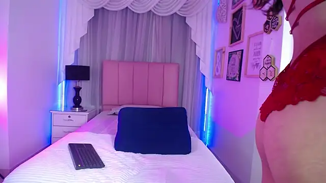 Snapshot of IsabelleDaza chatting on December 17, 2025, 12:21 pm IsabelleDaza online show from December 17, 2025, 12:21 pm