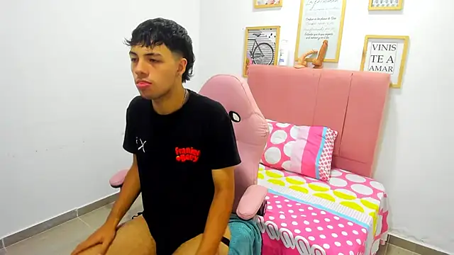 Snapshot of shy_guy18 chatting on December 1, 2025, 2:34 am shy guy18 online show from December 1, 2025, 2:34 am