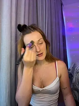 madlynginger online show from November 28, 2025, 12:49 pm