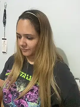 LoreinnFox online show from April 6, 2026, 4:46 am