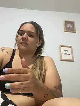 LoreinnFox online show from April 2, 2026, 4:41 am