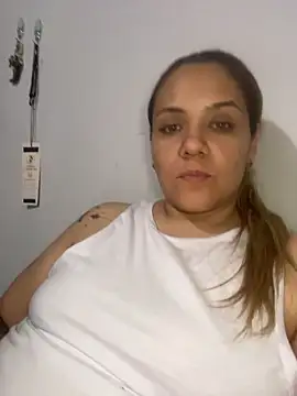 LoreinnFox online show from April 16, 2026, 3:51 am