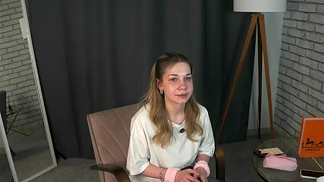 KiaOdonnel online show from December 15, 2025, 6:52 am