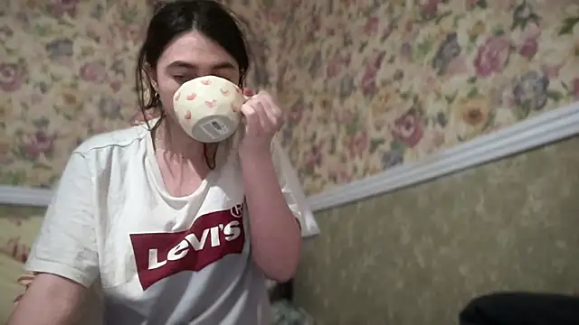 Aphr0ditee online show from April 10, 2026, 11:50 am