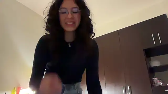 Alicatcua  online show from May 11, 2026, 5:09 am