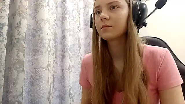 Snapshot of CrackShirker chatting on December 17, 2025, 6:18 am CrackShirker online show from December 17, 2025, 6:18 am