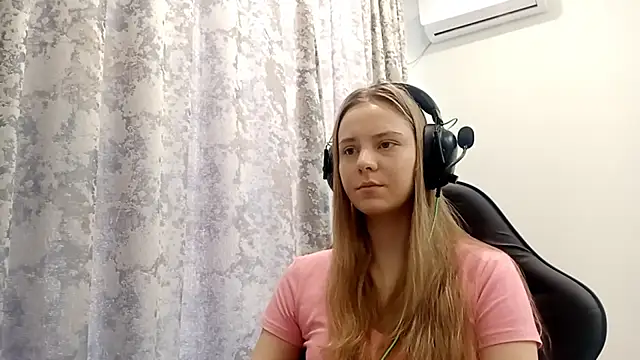 Snapshot of CrackShirker chatting on December 18, 2025, 6:18 am CrackShirker online show from December 18, 2025, 6:18 am