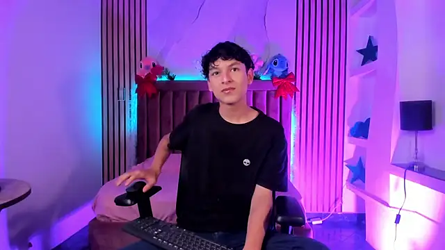 SthepanodiMonaco online show from December 15, 2025, 7:41 pm