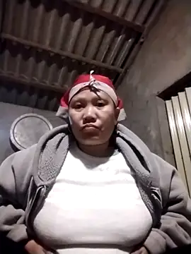 Snapshot of LeoPet2x chatting on December 13, 2025, 8:15 pm LeoPet2x online show from December 13, 2025, 8:15 pm