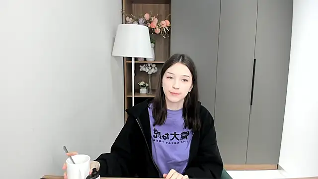 Snapshot of YvonneShames chatting on December 2, 2025, 9:44 am YvonneShames online show from December 2, 2025, 9:44 am